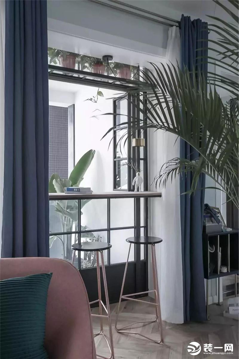 ▲ 吧台的窗户推开，阳台上的绿植直扑室内，让空间显得更加清新明朗而自然。