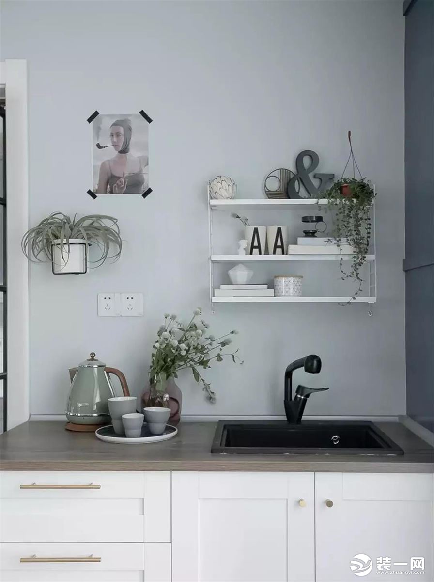 ▲ 厨房地面拼贴木纹砖，墙面采用文艺的白色瓷砖，灰色橱柜金色拉手，细节中点缀品质。