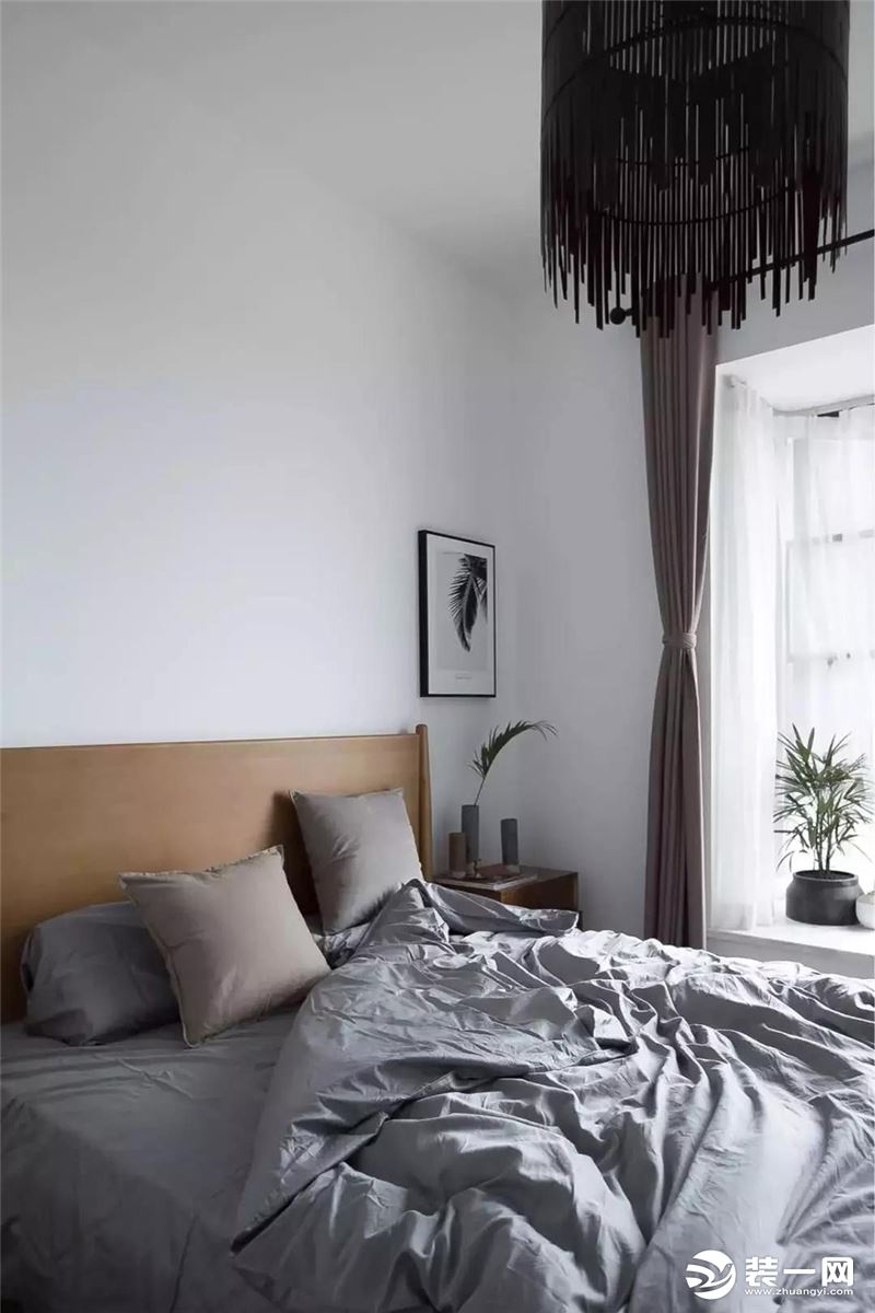 ▲ 灰白两色为主调的次卧室，让空间沉浸于简约而宁静的氛围中。
