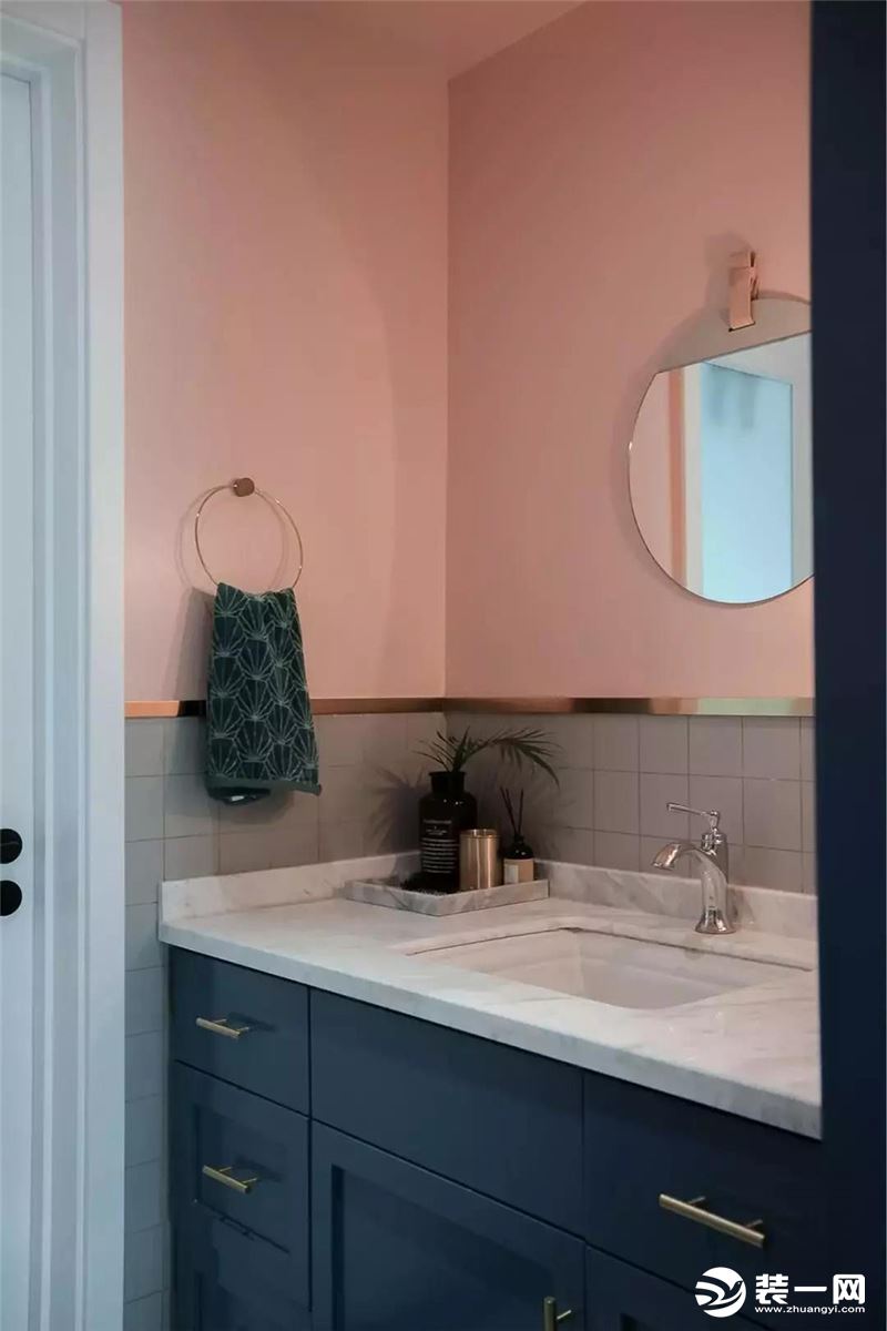 ▲ 次卫采用干湿分离的设计，深蓝色浴室柜体搭配雅白的大理石台面，充满了高级质感。