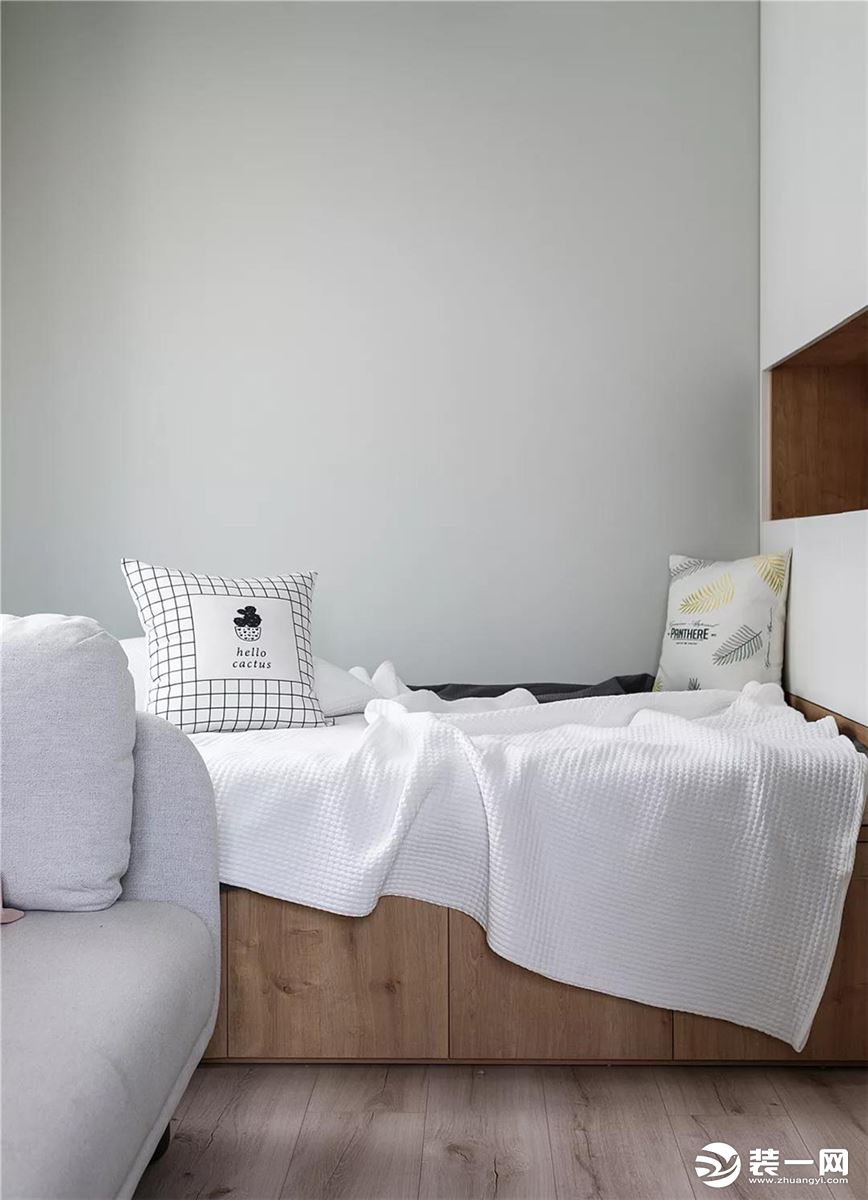 小户型有条件的话，在客厅加多一个榻榻米，也是非常实用的巧妙设计，偶尔家里来客人了也不用睡沙发了。