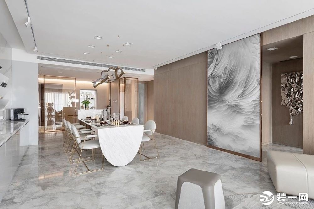 客餐厅与卧室用一扇艺术挂画的移门进行分割，满足实用性功能的同时兼顾设计，私人空间与公共空间得以分区。