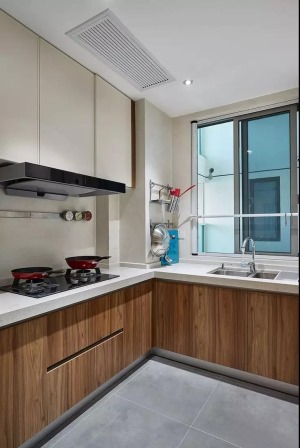  厨房拥有丰富的储物空间，原木色与白色的搭配，令厨房更加洁净清爽。