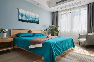 主卧，白绿相间成为了将整个空间连接的线索，从原木的床到湖蓝色的床品，让卧室显得清爽舒适。