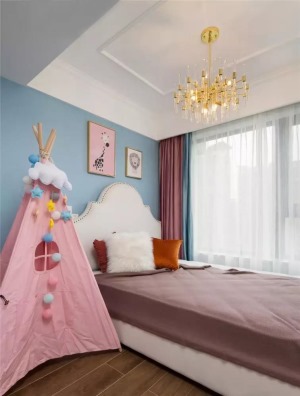  如此梦幻童真的房间当然是儿童房，清新灵动的色彩给予孩子缤纷自由的成长空间。