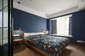 复古蓝使整个空间带着虚幻的色彩，木质的床和床头圆几让空间在虚与实之间穿梭。