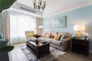  低明度的蓝色降低了冷色系的清冷，选择棕色家具为淡色系客厅突出重点，层次分明。
