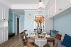  餐厅延续客厅清新舒适的基调，软装选择与空间主调同色系的蓝色抱枕，减少颜色过多带来的杂乱感。