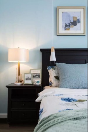  黑色大床与床头柜简约时尚而有质感，配以柔和舒适的床品，营造静谧雅致的就寝环境。
