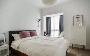 卧室简单干净舒服，大面积白色系为主，搭配高级粉的抱枕和装饰画，温馨又有情调。