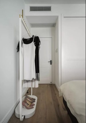  考虑到实用性，卧室里还是加了一个横挂可移动式衣架，日常更换的衣服也都可以随手挂。