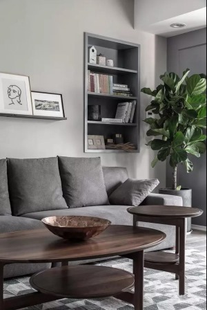 ▲ 舒适柔软的灰色布艺沙发、简约松软的地毯、温润自然的木质家具，家就是要有温暖的生活感。