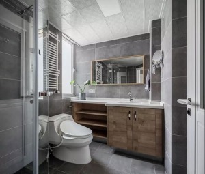 主卫墙地面选用水泥灰瓷砖，配以质朴的浴室柜体，自然原始而又纯粹。