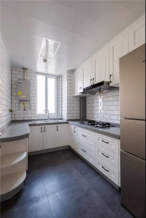  厨房整体灰白色搭配，经典白色格子墙砖错落给予生活满满的仪式感，U形操作台面方便业主生活。