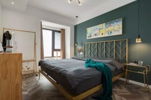 墨绿色的床头背景搭配复古铁艺床，让卧室多了几分轻奢韵味，清新的原木色带来自然气息，丰富了北欧的黑白灰