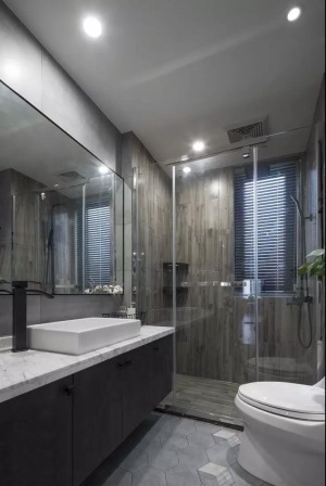  次卫灰色浴室柜搭配白色大理石台面增添高级质感，整体以柔和的灯光做辅助，营造低奢简约的氛围。
