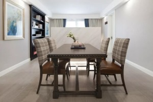  木质餐桌椅简约质朴，打造出悠然自得的用餐空间。