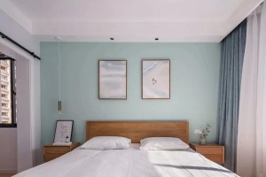  床头背景墙挂上两幅抽象派的装饰画，显得意韵十足。