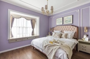 主卧大面积使用梦幻紫与石膏线的搭配，营造一个浪漫的氛围。飘窗上方设计了抽屉，可以作为简单的收纳。