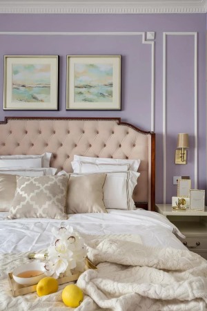 梦幻的墙面颜色配以精致的床品，让整个主卧更加的富有格调。