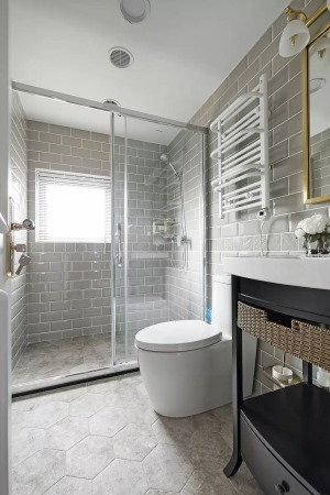  卫生间简洁素雅的墙地砖搭配，透露着优雅的生活。