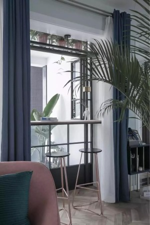 ▲ 吧台的窗户推开，阳台上的绿植直扑室内，让空间显得更加清新明朗而自然。