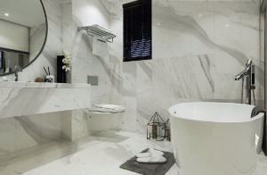 白色的大理石瓷砖与浴缸，每处细节都彰显了生活的品质