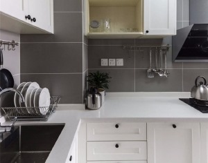 L型橱柜将厨房中每一寸空间都完美利用，整体干净而明亮。