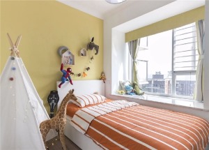 儿童房以充满活力感的黄色为主调，靠窗摆放的儿童床搭配橙色条纹床品，背景墙挂上可爱的小墙饰，还有地上软