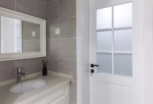 卫生间采用简约的灰白色调搭配，大理石台面的白色浴室柜具有强大的收纳功能，简洁明了的空间布局，治愈强迫