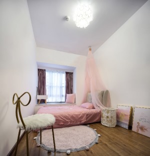 这是一间粉饰的像公主一样的房间：粉红床品、粉色三角纱帐、深粉色窗帘、浅粉色毛绒圆地毯……