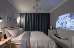 床头的这个墙面还做成了投影墙，躺着床上就能观看一场大片。