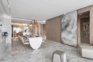 客餐厅与卧室用一扇艺术挂画的移门进行分割，满足实用性功能的同时兼顾设计，私人空间与公共空间得以分区。