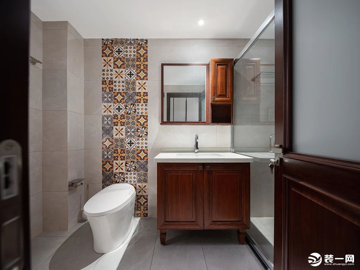 卫生间壁纸花纹提升空间的舒适感，干湿分离设计保护实木家具不受侵蚀。