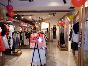 55平服装店面装修效果图