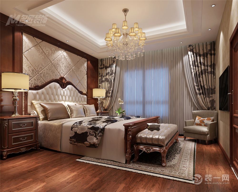 美式家居的卧室布置较为温馨，作为主人的私密空间，主要以功能性和实用舒适为考虑的重点，在软装和用色上非