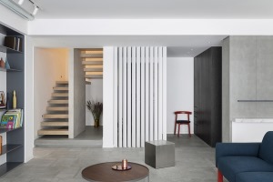 富力城现代简约客厅楼梯隔断设计