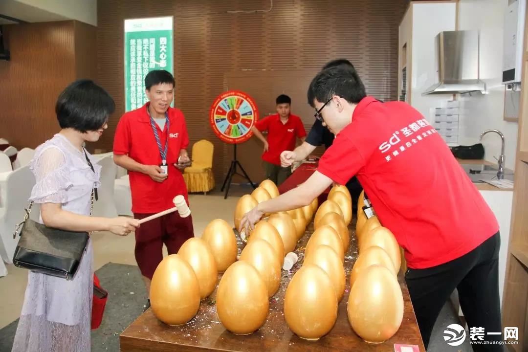  眾多業(yè)主，頂著高溫天氣，來圣都裝飾參加開業(yè)活動，一起見證這一刻，讓我們更加堅定了在未來科技城開店的信念，不用大熱天，來圣都總店看裝修，省下了更多優(yōu)化設(shè)計方案的時間。