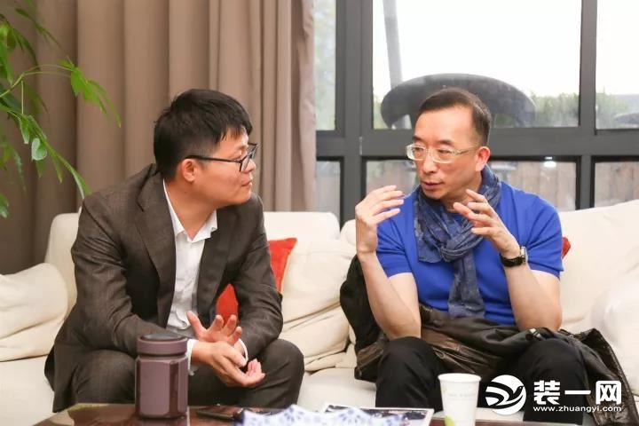 右:郑仕樑老师 左:圣都集团董事长颜伟阳先生