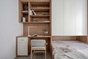 空间【榻榻米床的设计配以书桌，简洁实用，满足多功能的需求等 】