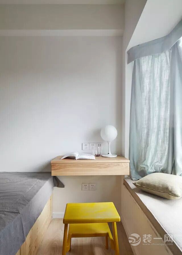 床尾还设计了一个小桌子，充当阅读区和床头柜来使用。