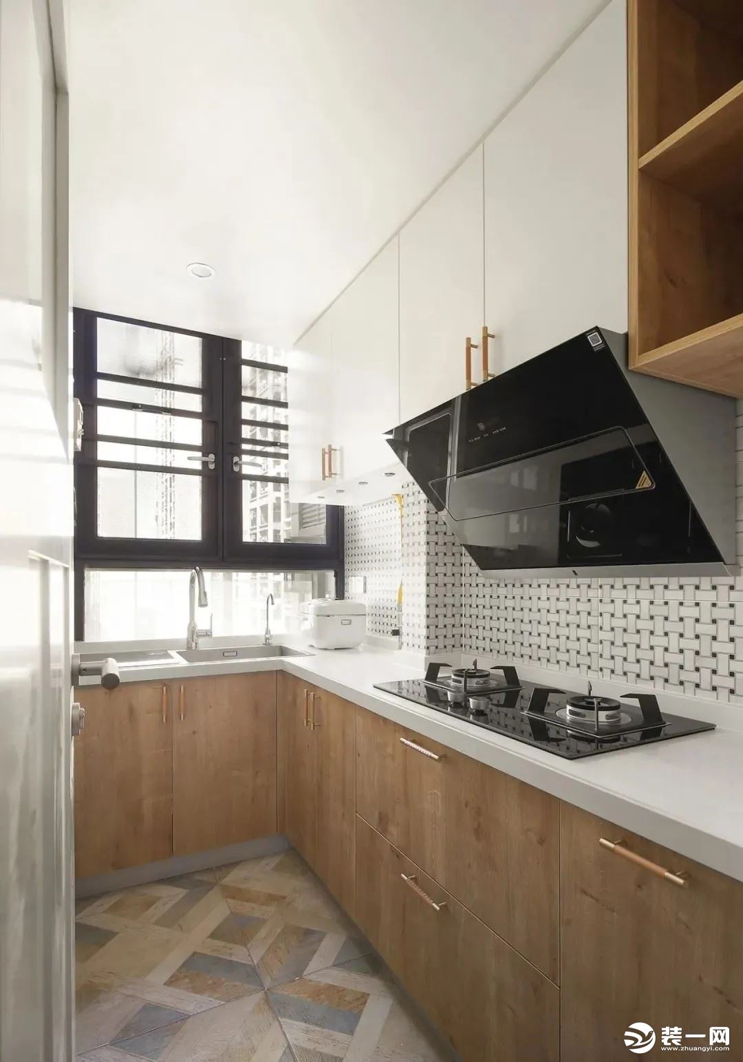  厨房，L型布局，实用性强，木色+白色的橱柜，中部搭配花砖作背景