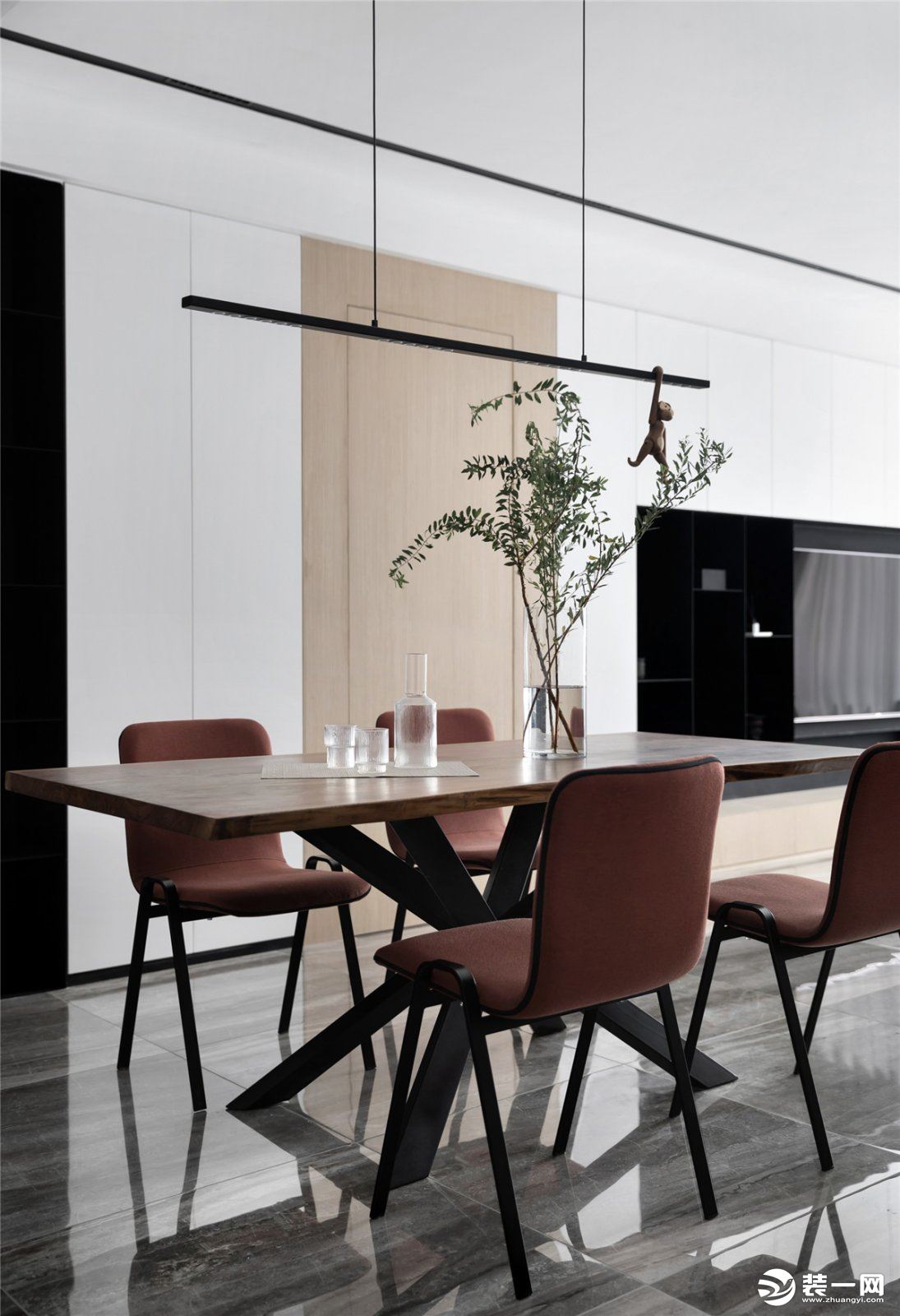 黑胡桃木的餐桌增加质感，红色餐椅点亮空间。