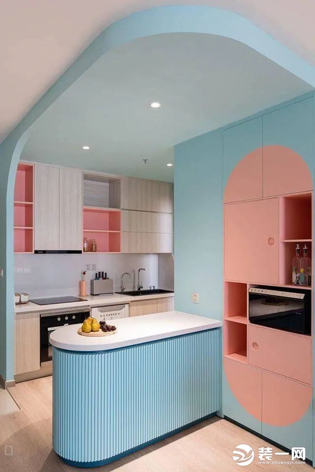 厨房设计有与客厅相连的开放空间。这种组合使家人可以一边观察家人一边做饭，此外，主持人还将有很大的空间