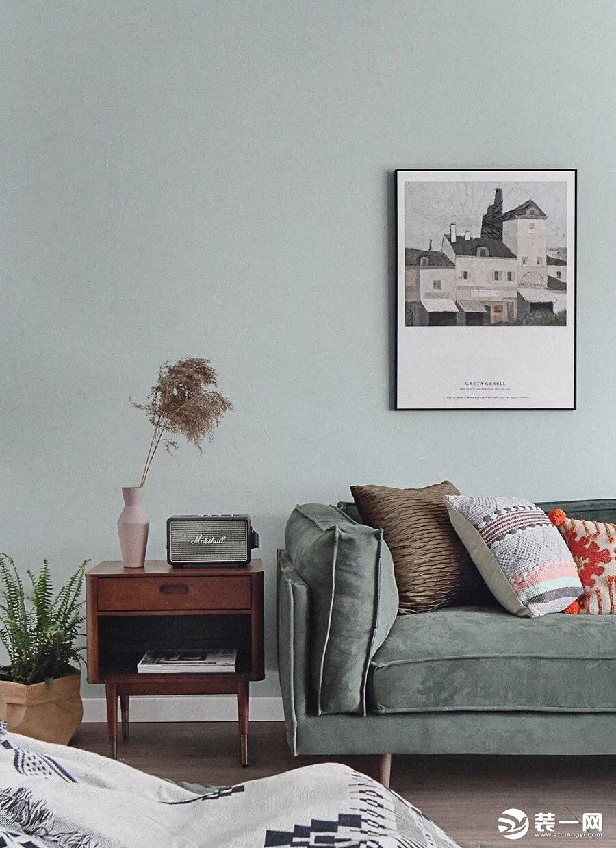 清新色调的背景墙，结合绒布的沙发突出色彩层次，胡桃木色加入提升空间温度。
