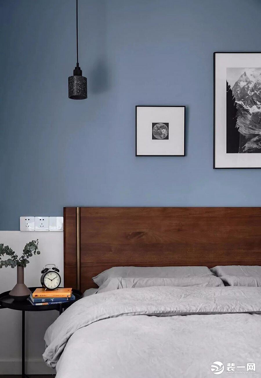 蓝白基调的硬装空间，加入木色家具与黑色元素软装，提供舒眠环境，丰富色彩层次。