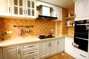 浅色的整体厨柜整体感强烈，明快的线条显得自然、温馨