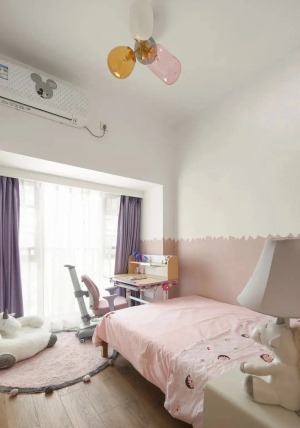 儿童房，选择原木床搭配木地板，在脏粉色背景墙的衬托下，更显简约大方与素净