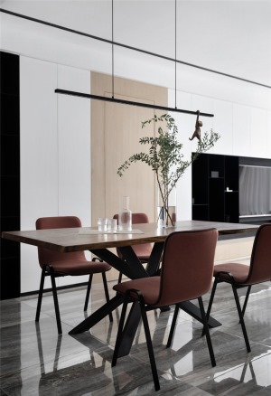 黑胡桃木的餐桌增加质感，红色餐椅点亮空间。