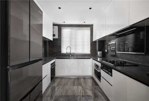 黑色台面和墙砖与白色柜门形成对比，为厨房增添冷静的质感，U型的橱柜充分利用了空间，让操作更加方便。
